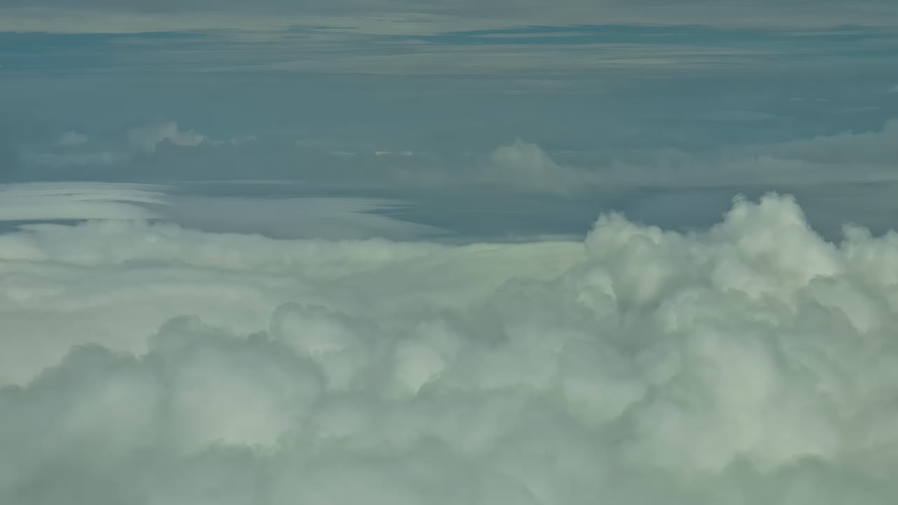 asiento panorámico de la ventana avión volando vista de arriba por encima de las nubes blancas, horizonte azul