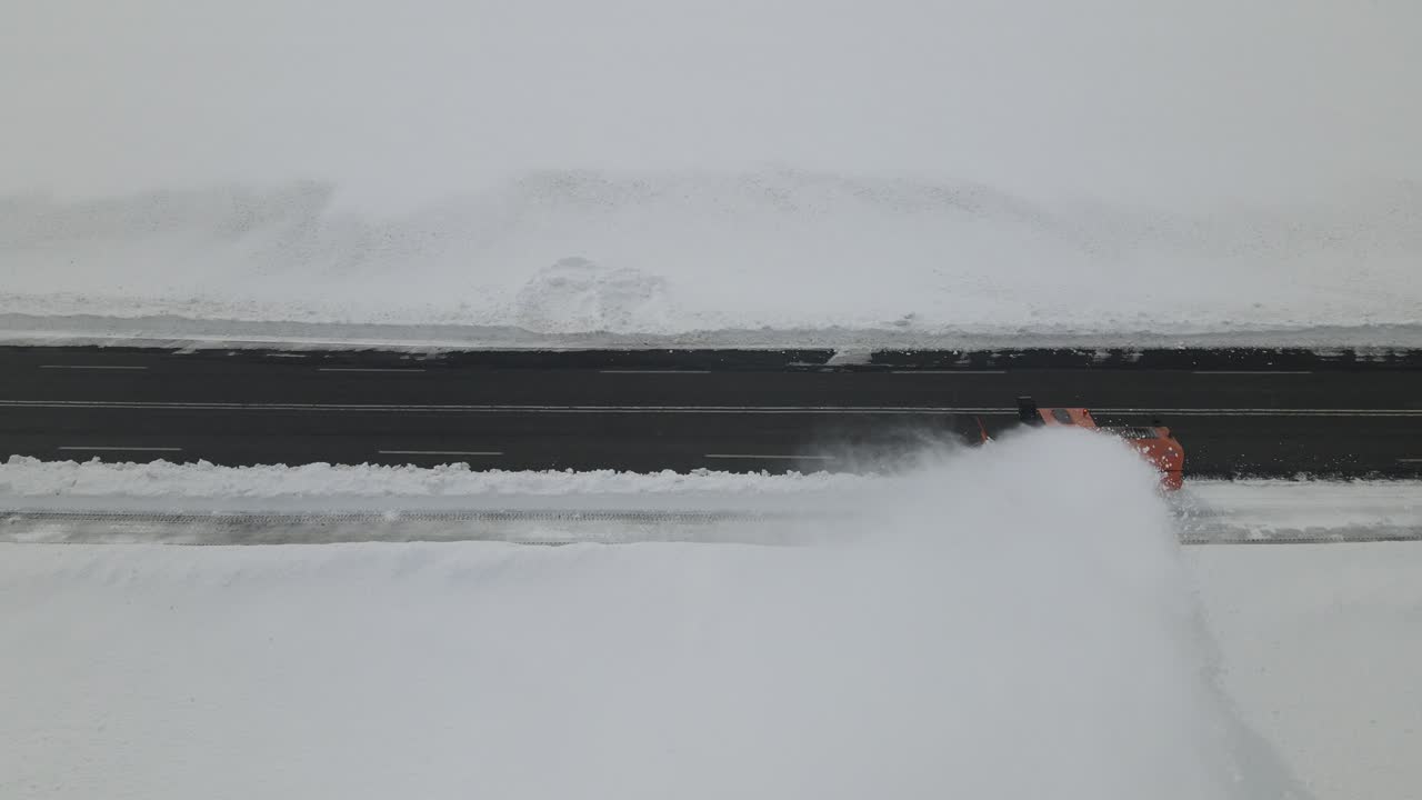 고속도로의 제설 차량