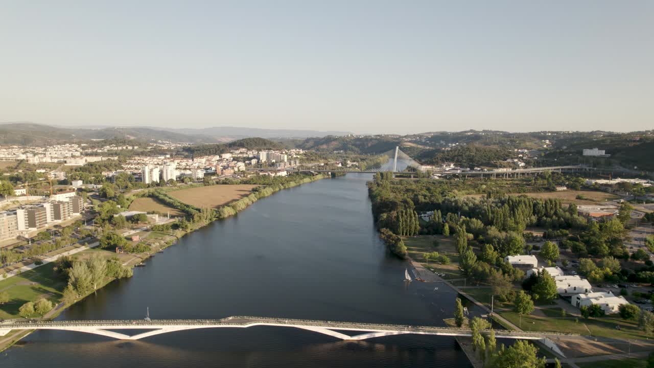 hermoso paisaje río mondego con puentes famosos, vistas aéreas - coimbra