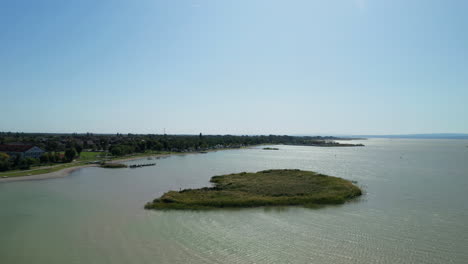 toma aérea de drones de una pequeña isla en un lago