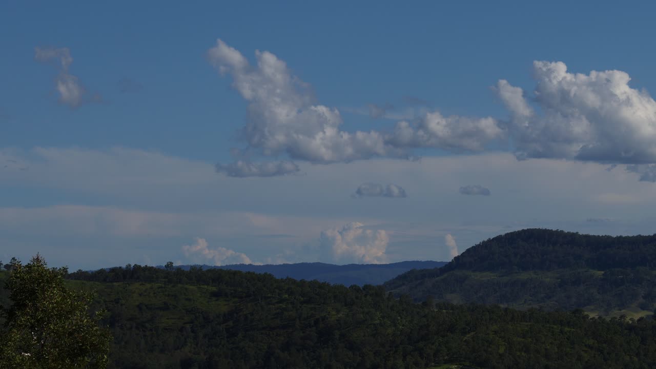 산악 지형 위 에 있는 구름 의 움직임