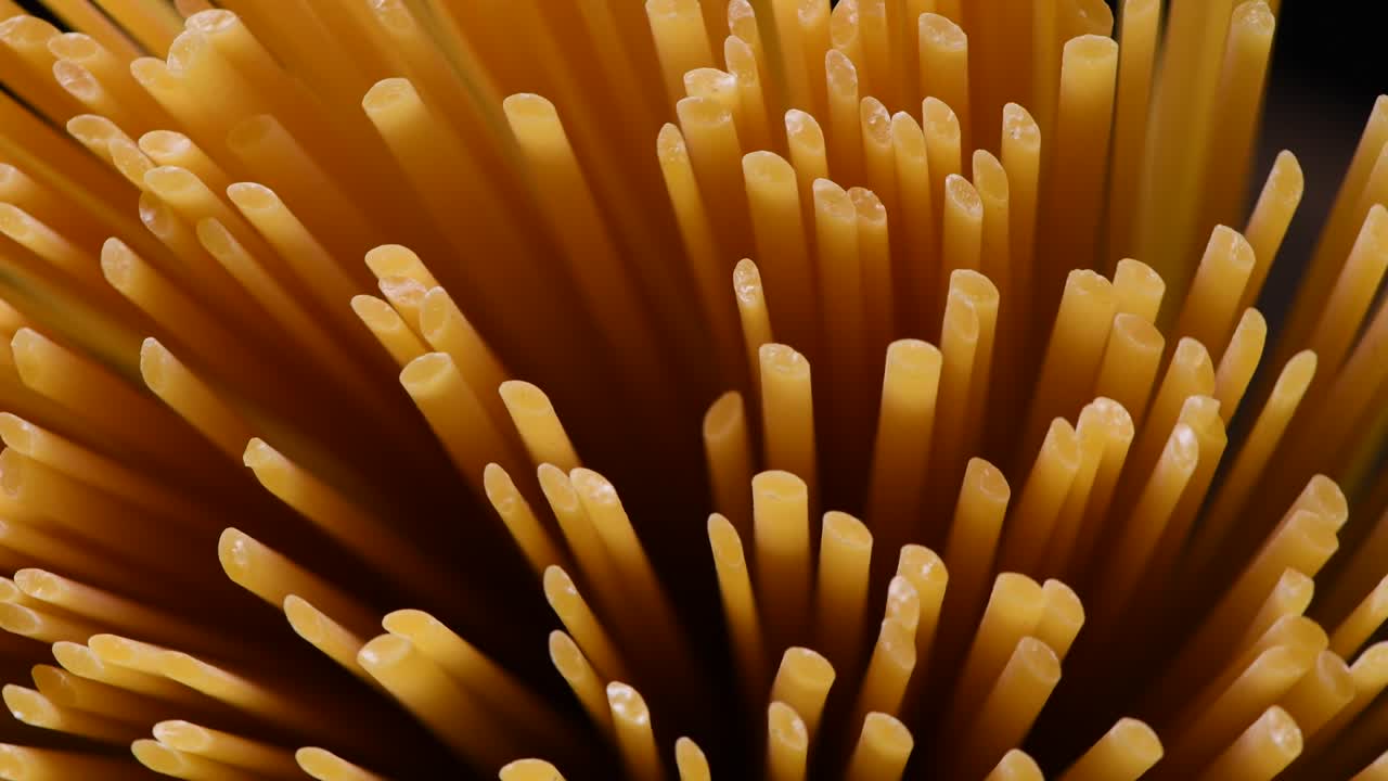 검은 바탕에 회전하는 스파게티