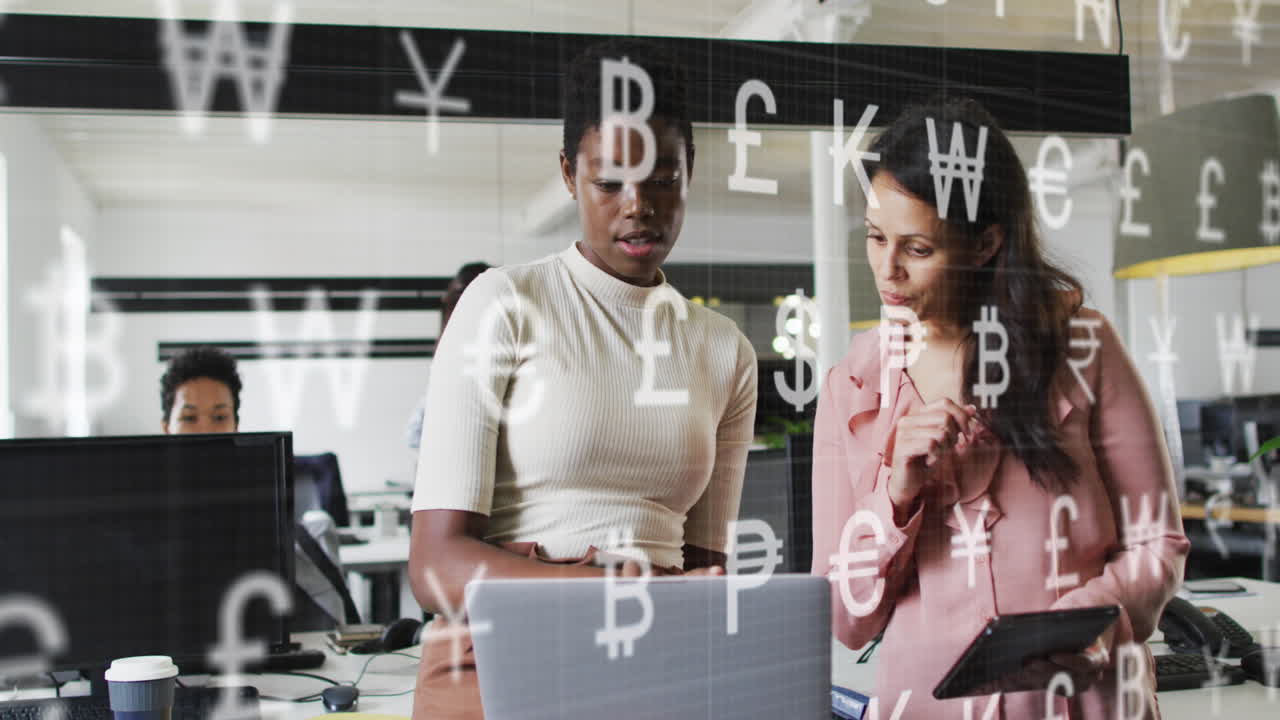 animación de símbolos de moneda contra dos mujeres diversas discutiendo en la oficina