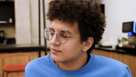 retrato de un hombre árabe escuchando al grupo