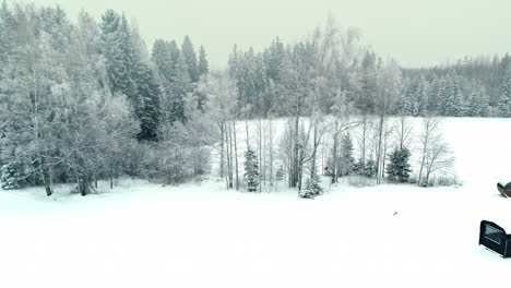 País-De-Las-Maravillas-Invernal-Con-Nieve-En-Una-Cabaña-Moderna-Y-Solitaria-En-El-Bosque-Riga-Letonia