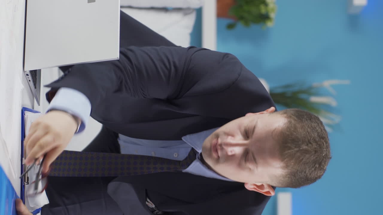 вертикальное видео домашнего офисного работника, ожидающего взволнованного и веселого.