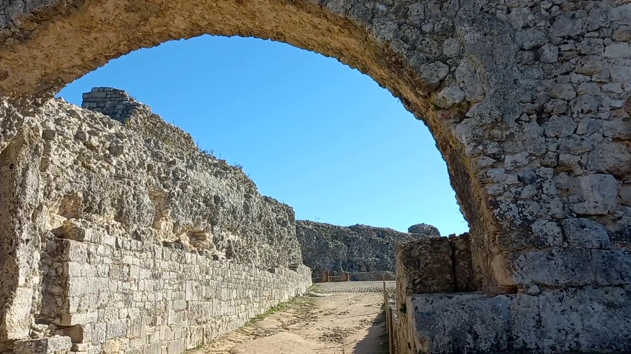 Arco e mura delle rovine di Conimbriga. Le rovine della città romana di Conimbriga sono note dal XVI secolo