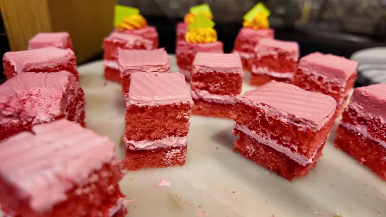 Pembe Kadife Kek Lokmaları