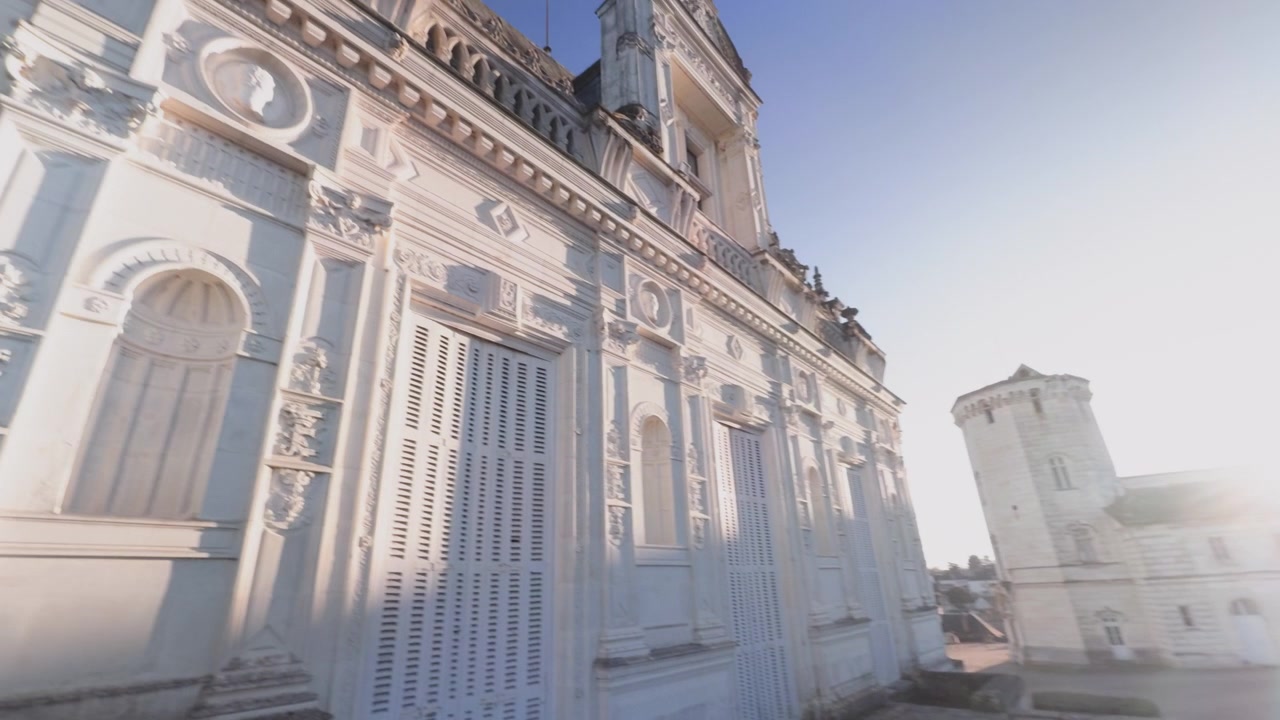 Maestoso esterno del castello di Saint-Aignan sotto la calda luce del sole, che mostra un'elegante bellezza