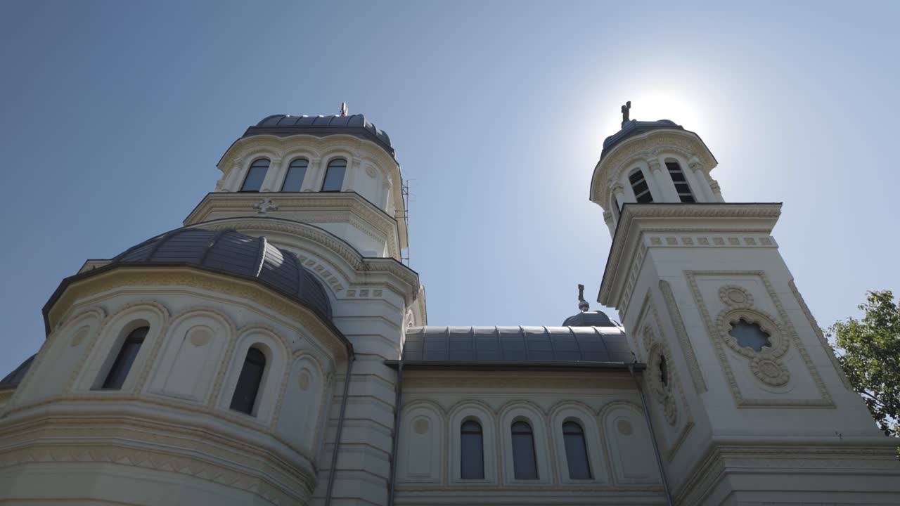 Vista esterna della parrocchia della chiesa di San Nicola Vlădica a Bucarest, con un cielo azzurro sullo sfondo, che mette in mostra la sua architettura e le guglie