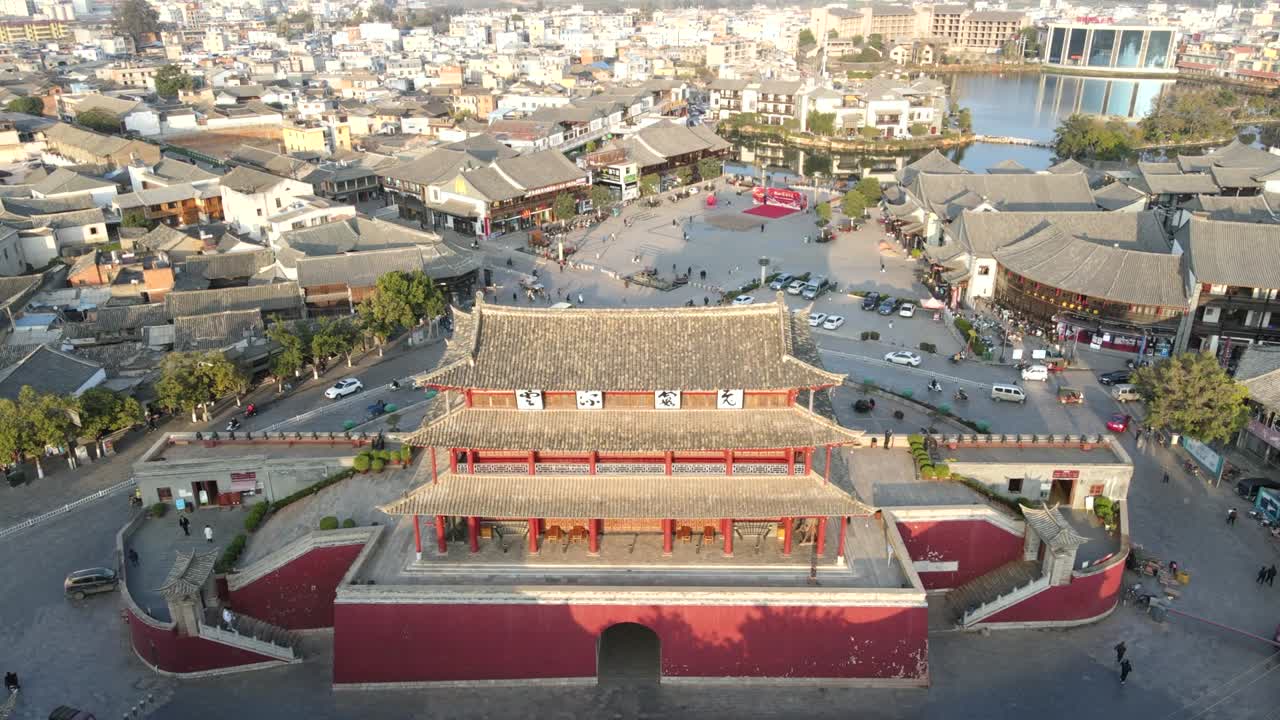 volando sobre una puerta de torre de estilo tradicional chino, puerta de chaoyang, provincia de yunnan