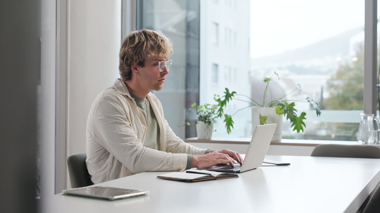 hombre trabajando en una computadora portátil en una oficina moderna