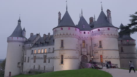 wide view of tourists taking photos by château de chaumont in france