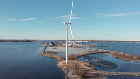 Luftaufnahme-Der-Windkraftanlage-Am-Wasser