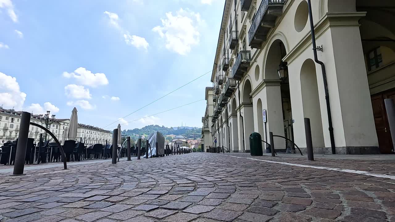 Strada acciottolata con edifici e motociclette