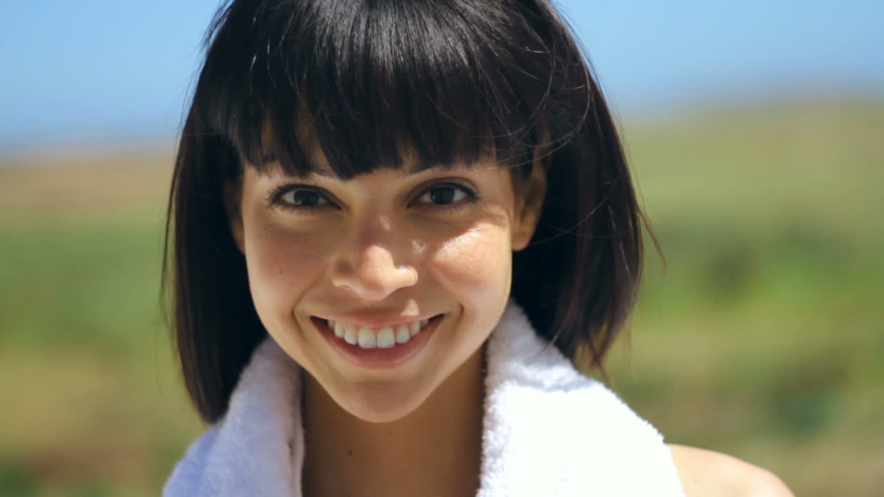 bienestar, ejercicio o ejercicio mujer bebiendo agua