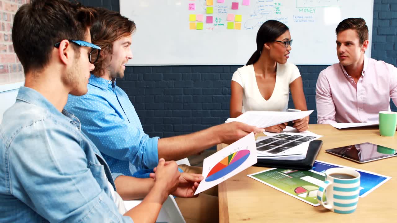 empresarios que interactúan entre sí