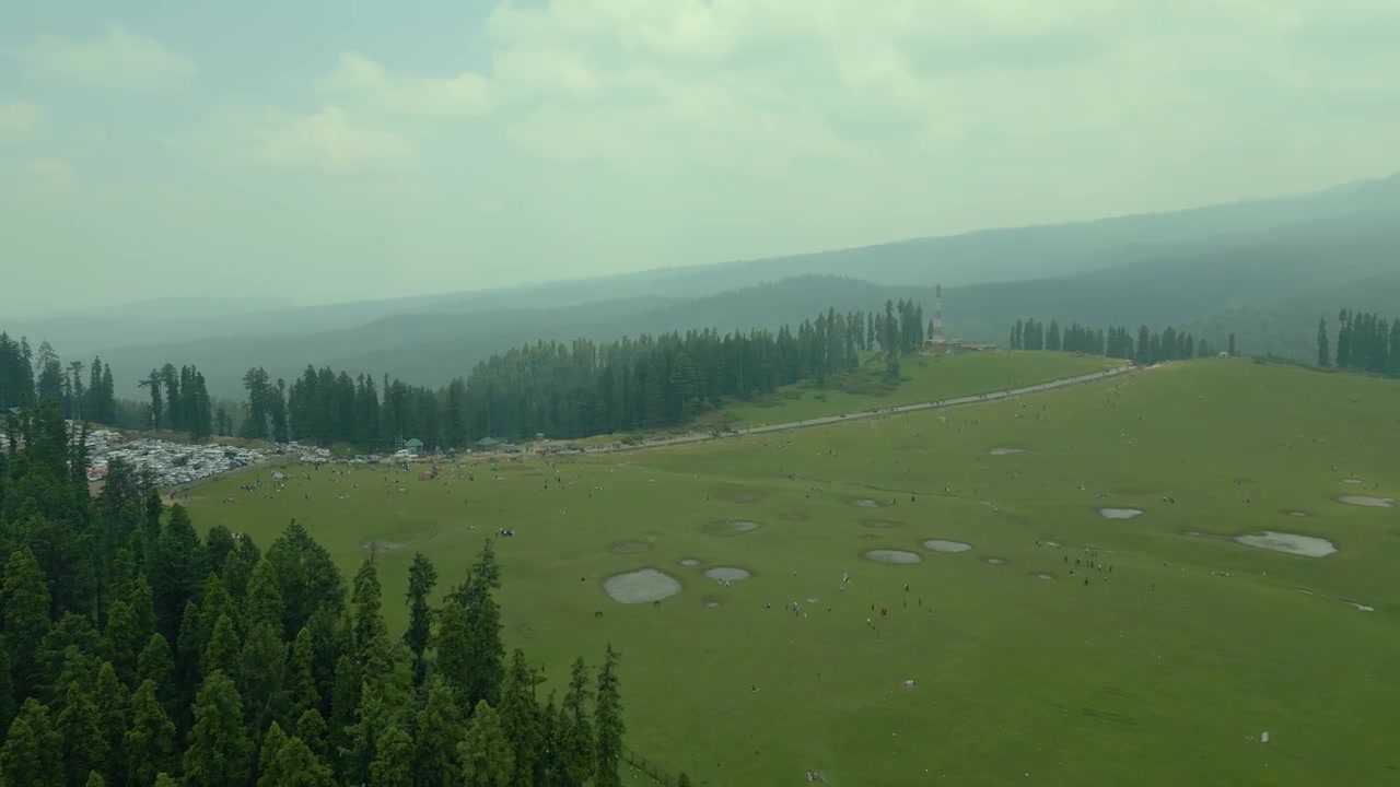 Doodhpathri (Valle del Latte) è una destinazione turistica e una stazione collinare nel territorio dell'Unione indiana di Jammu e Kashmir. Si trova nell'area di Khan Sahab, nel distretto di Budgam.