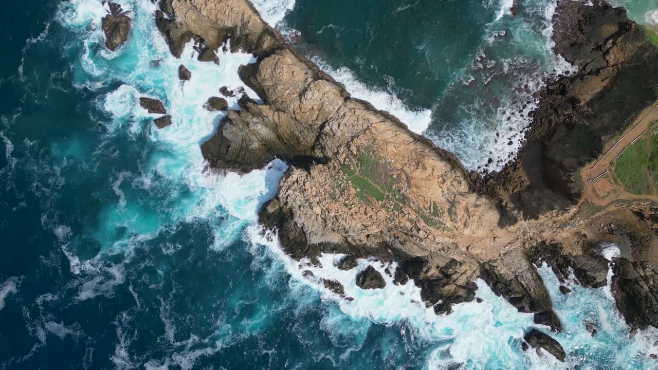 Onde dell'oceano che si infrangono sulle scogliere a Punta Cometa, Mazunte Oaxaca.