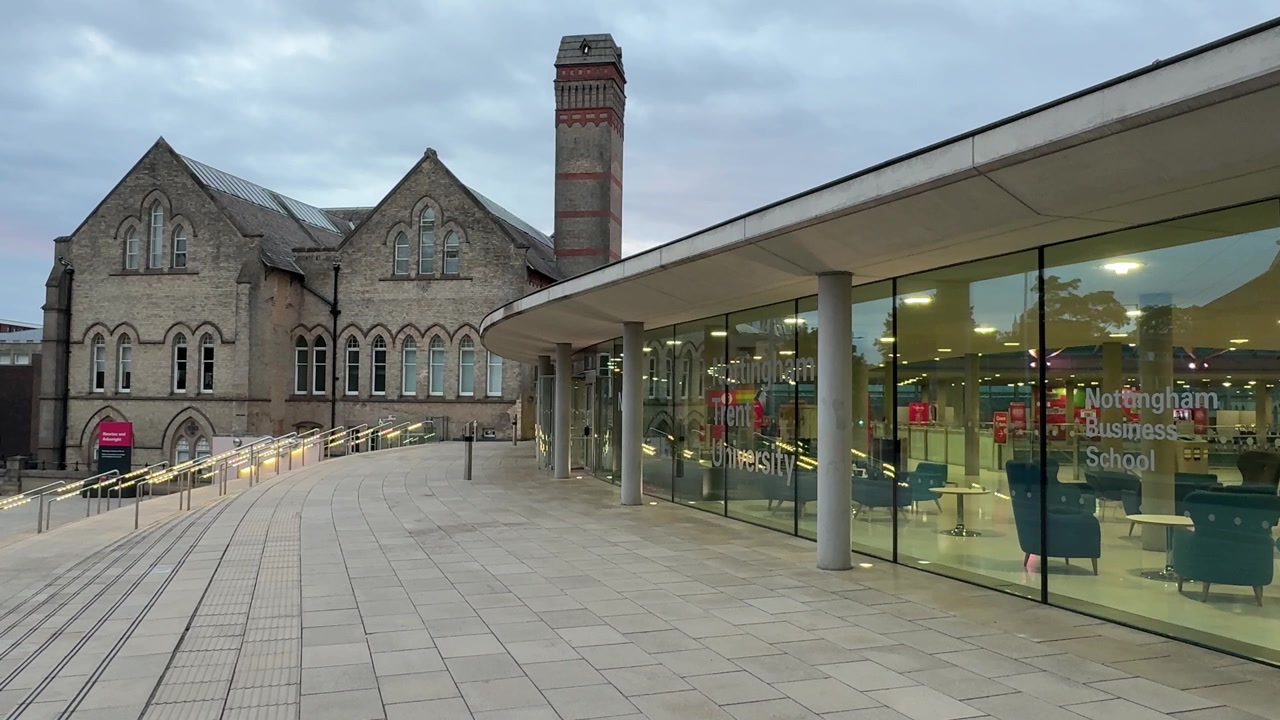 Edificio Newton e Arkwright presso il Campus Cittadino della Nottingham Trent University a Nottingham, Inghilterra, che mette in mostra l'iconica architettura accademica, l'istruzione superiore e la vita studentesca