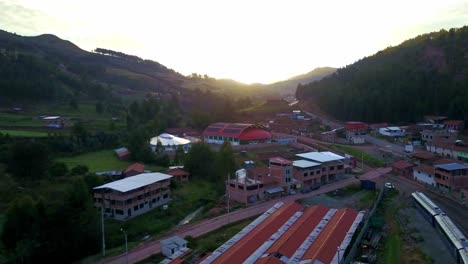 Estación-De-Tren-De-Poroy-Con-Vistas-Al-Valle-Desde-Una-Toma-Aérea-De-Un-Dron,-Perú