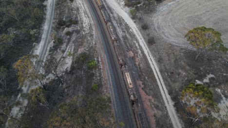 tren de carga que transporta combustible a través del interior de australia - 4k60