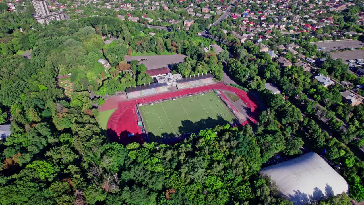 야외 작은 축구장과 활주로 위쪽