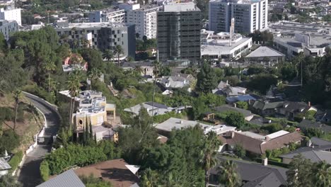 Vista-Aérea-De-Edificios-De-Apartamentos-En-West-Hollywood-Frente-Al-Atardecer.