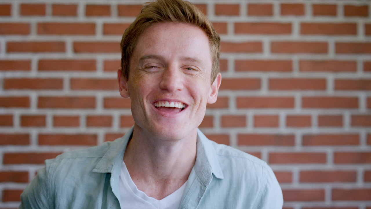 얼굴, 행복하고 웃는 학생 남자가 서