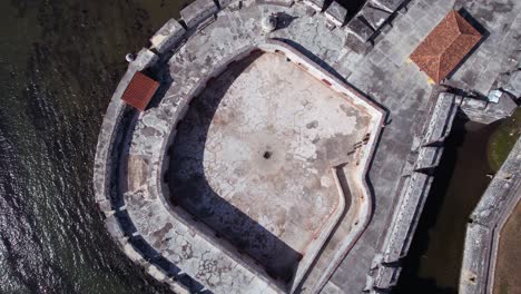 Luftaufnahme-Von-Oben-Nach-Unten,-Festung-San-Fernando-Auf-Der-Insel-Bocachica,-Cartagena,-Kolumbien