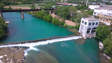 Imágenes-De-Drones-Sobre-El-Río-Guadalupe-Cerca-Del-Puente-De-La-Calle-Faust-En-New-Braunfels,-Texas-Con-El-Molino-Del-Río-Y-La-Presa-En-El-Fondo