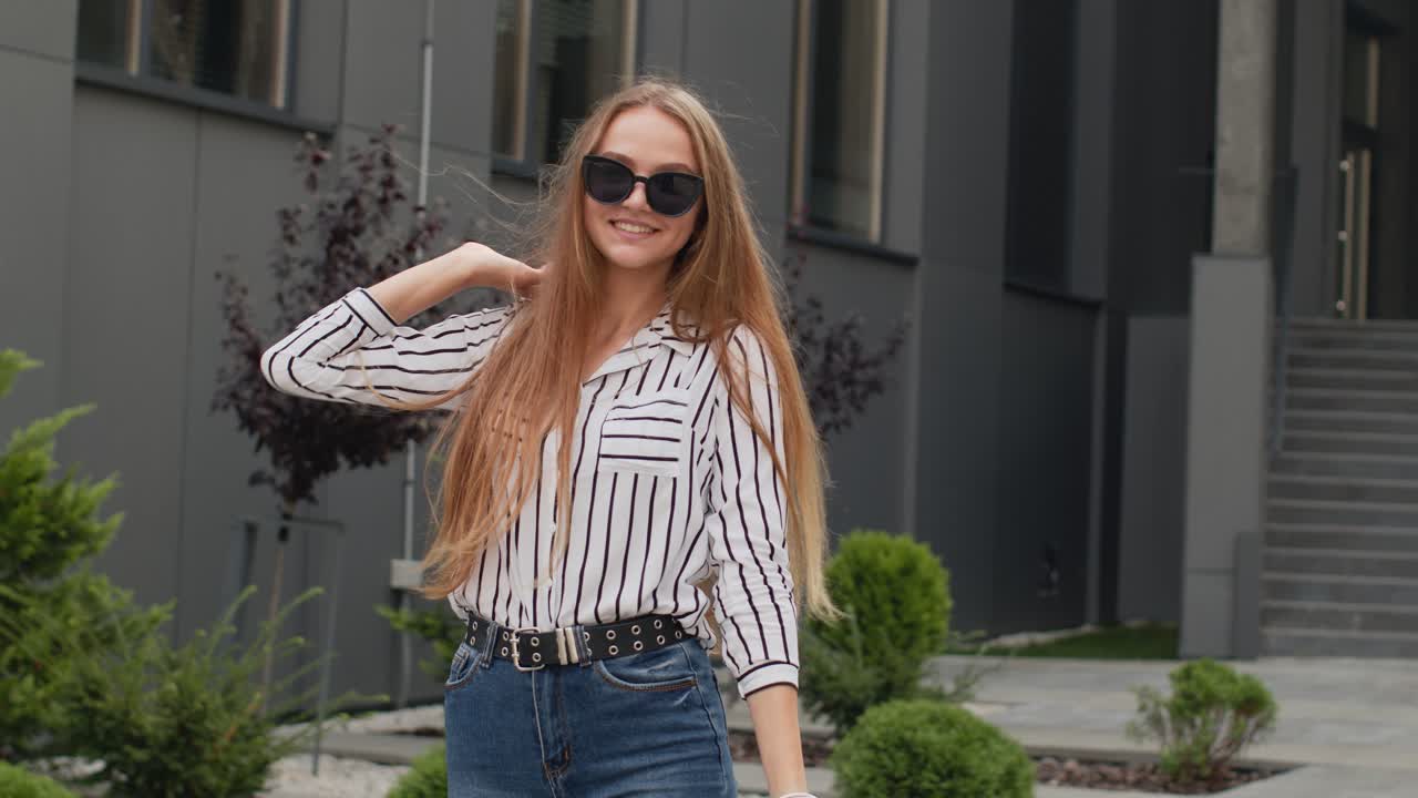 chica levantando bolsas de compras, pareciendo satisfecha con la compra, disfrutando de descuentos en el viernes negro