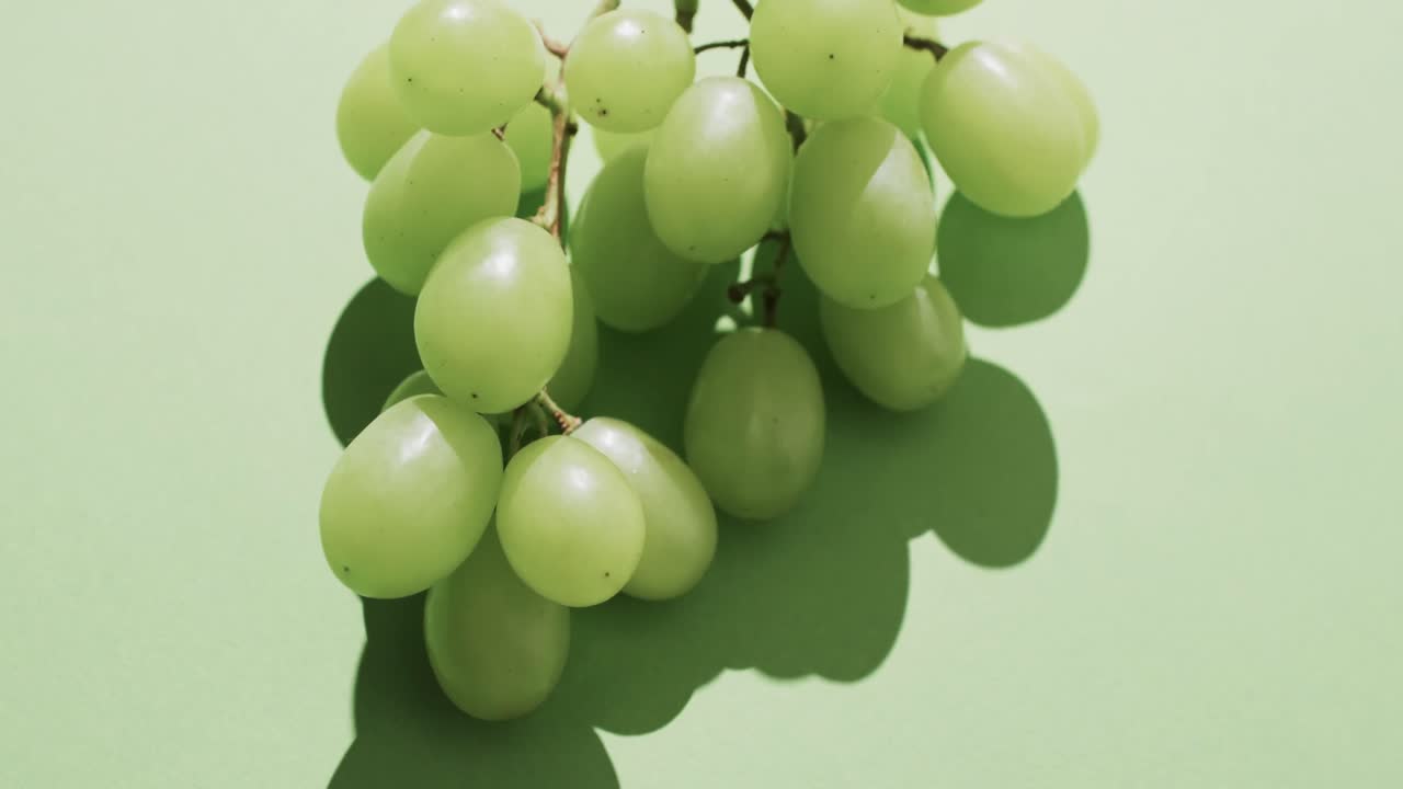 녹색 배경 위 에 복사 공간 을 가진  ⁇  포도 의 비디오