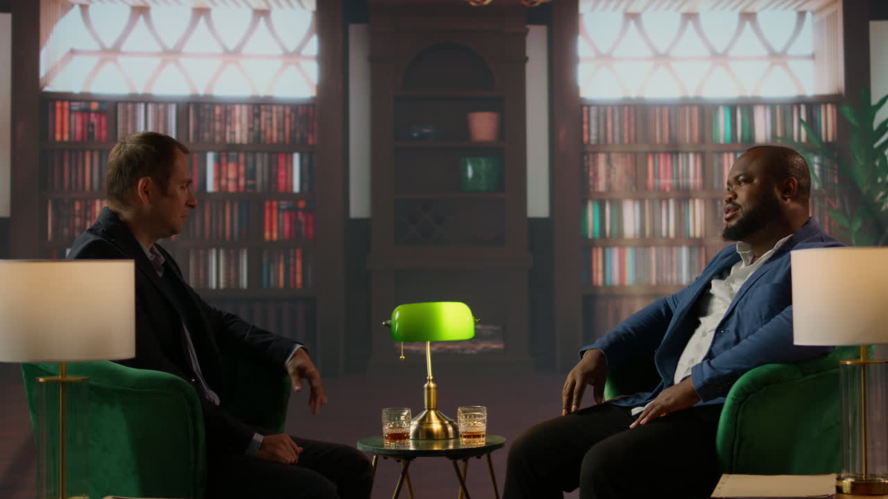 자신감 넘치는 은 돈의 상속자들은 사회 클럽에서 전략적 대화를 나누고 있습니다.