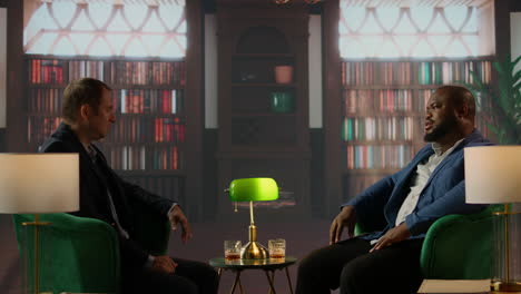 herederos de dinero confiados involucrados en una conversación estratégica en el club social