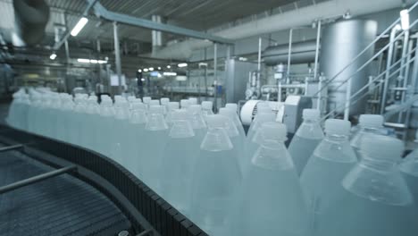 cinta transportadora con botellas de agua potable en una planta de bebidas moderna