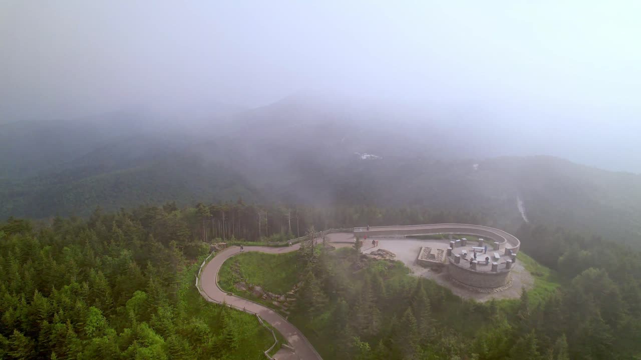 마운트 미첼 nc, 마운트 미첼 노스 캐롤라이나 정상 위로 공중 비행