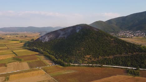 Luftaufnahme-Eines-Brennenden-Waldes-über-Landwirtschaftlichen-Feldern-In-Griechenland