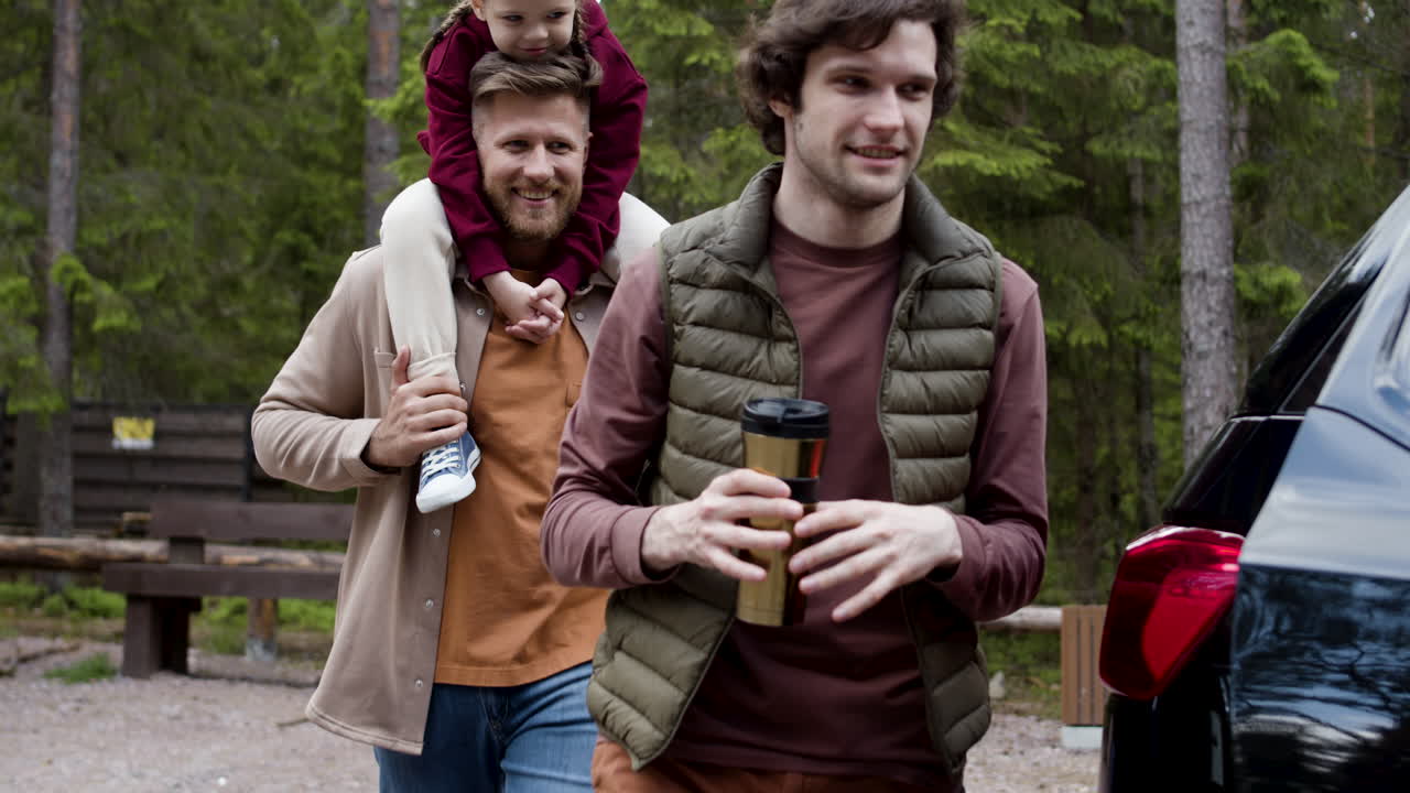 차 밖에 아이를 둔 게이 부모