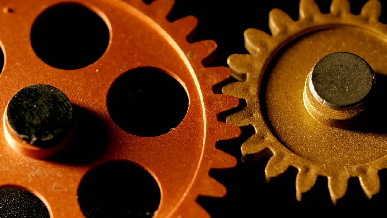 de cerca en el mecanismo de las ruedas del reloj: razonamiento, estructura, pensamientos: