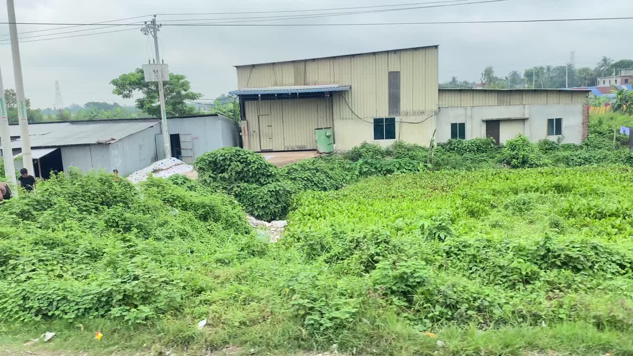 방글라데시 실헤트에서 야외에서 염색된 직물을 공기 건조