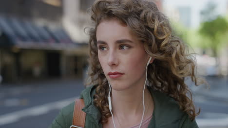 Retrato-De-Una-Hermosa-Mujer-Esperando-En-La-Calle-De-La-Ciudad-Triste-Infeliz-Usando-Auriculares-Escuchando-Música-Joven-Mujer-Caucásica-Pensando-Contemplativa-En-El-Fondo-Urbano