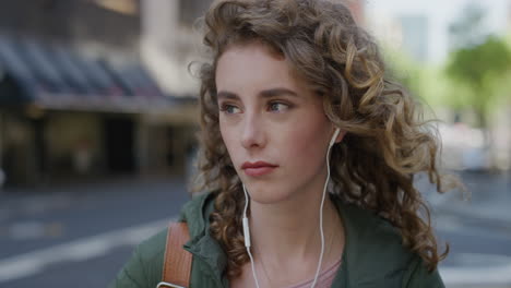 retrato de una mujer hermosa esperando en la calle de la ciudad triste infeliz con auriculares escuchando música joven caucásica mujer pensando contemplativa en el fondo urbano