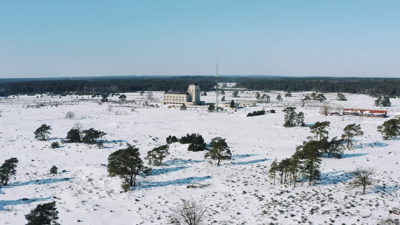 네덜란드 veluwe 자연 보호 구역에 있는 라디오 kootwijk 송신기 타워의 공중 드론 4k 궤도 영상