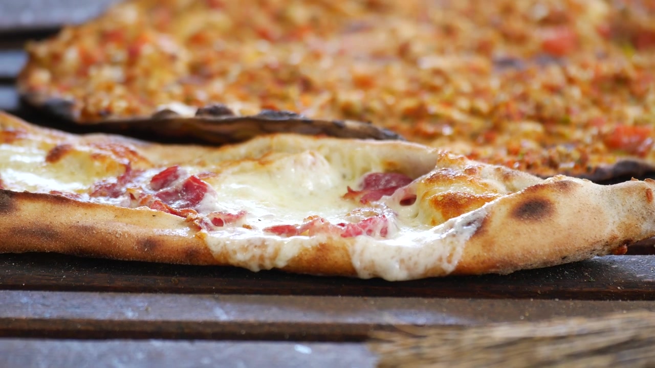 Pide turco e Lahmacun appena sfornati su tavolo di legno