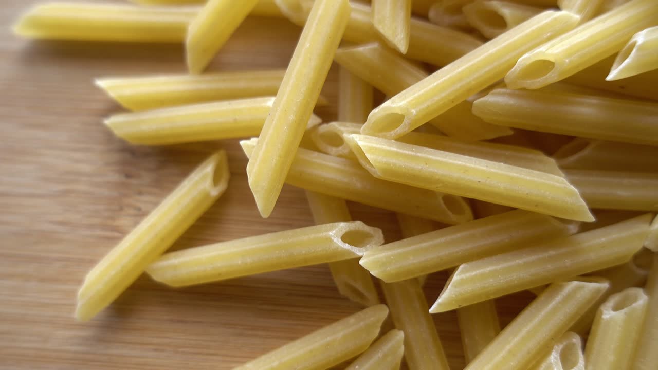 pasta de pennette en el fondo de rotación