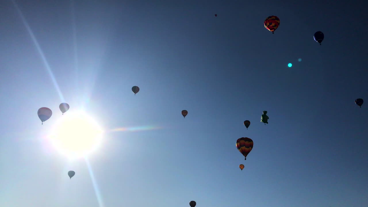 열기구가 가득한 하늘의 팬