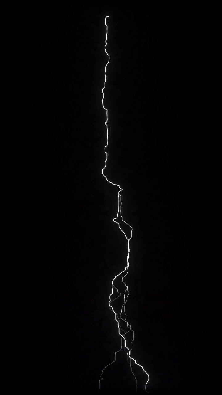 Fulmine verticale biforcuto su sfondo nero. Effetto tempesta elettrica realistico per storie e reel sui social media