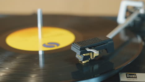 toma estacionaria de un disco de vinilo vintage girando sobre un tocadiscos