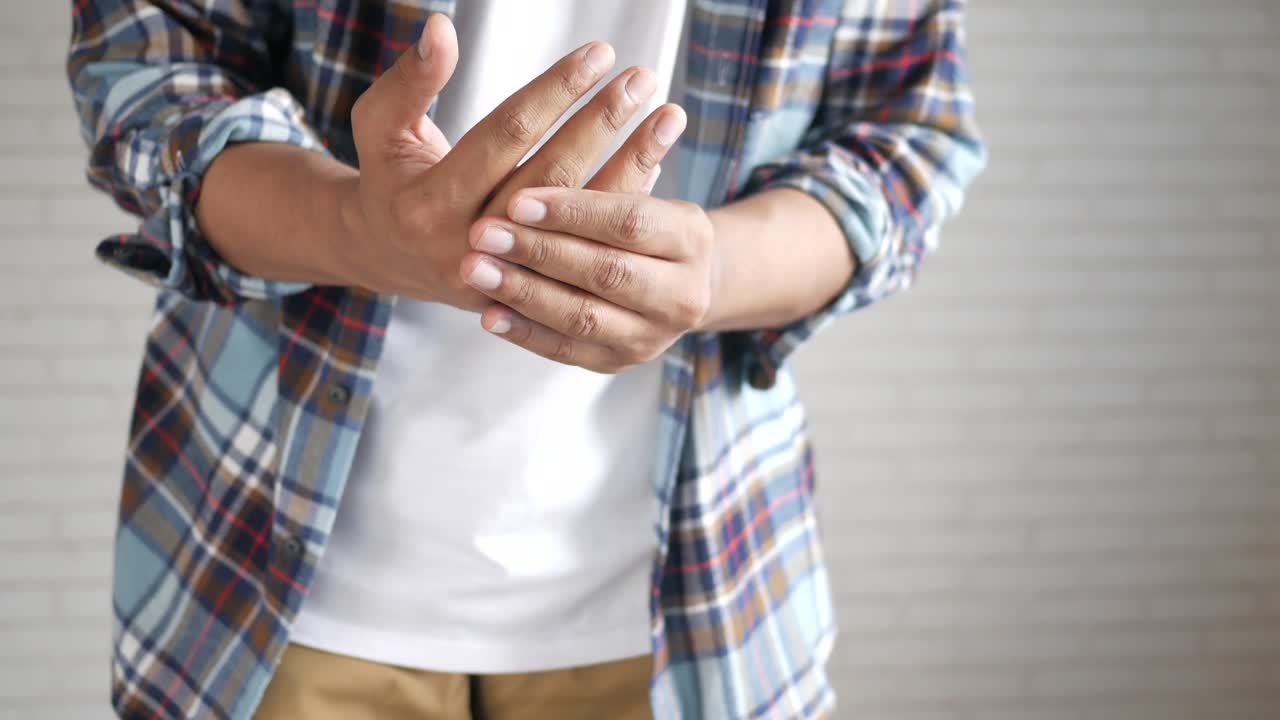 손과 손목에 통증이 있는 남자